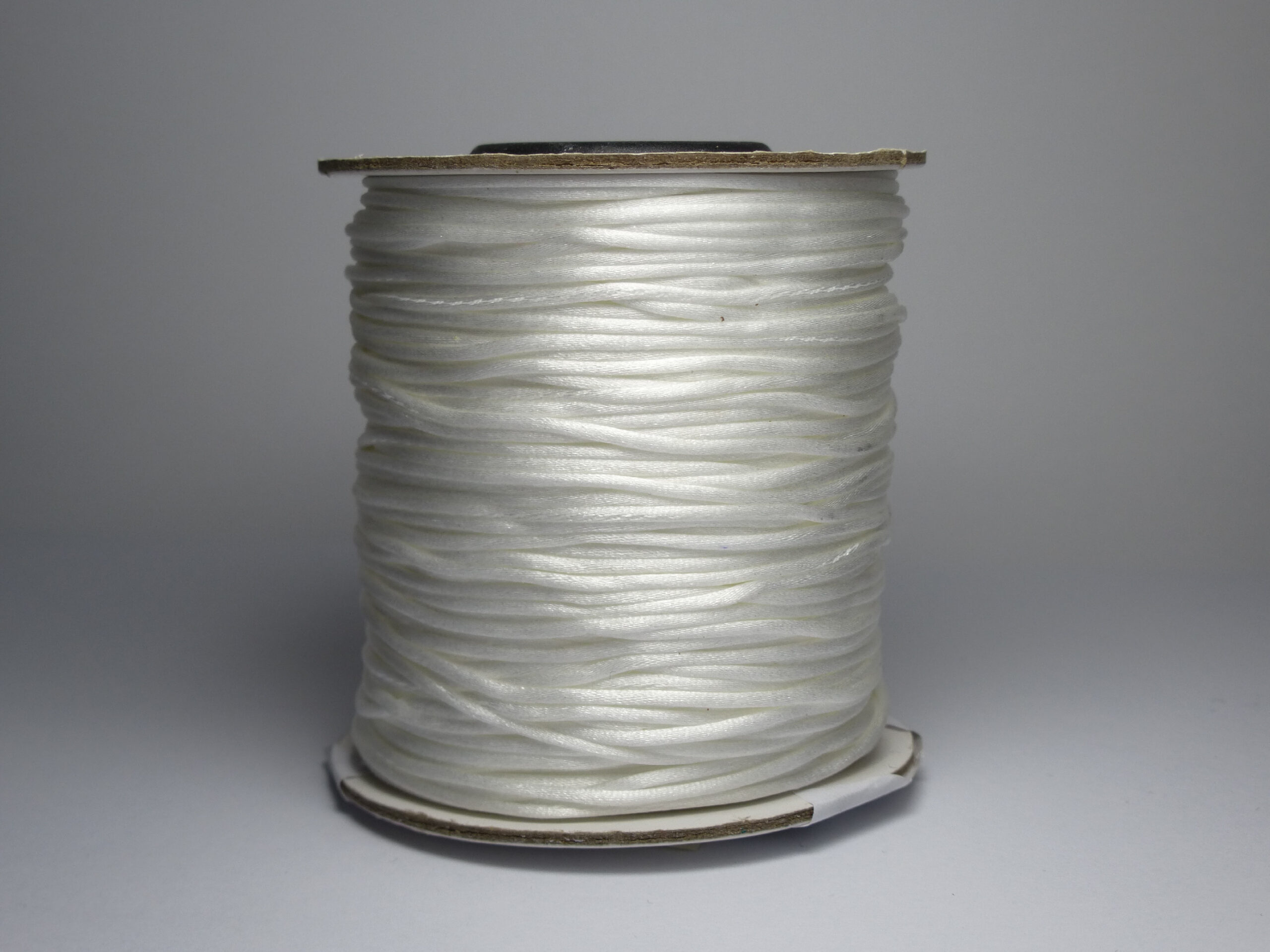 77531_nylon-saten-snurka-prumer-1mm-delka-cca-70-m-barva-bila 77531 nylon saten snurka prumer 1mm delka cca 70 m barva bila scaled